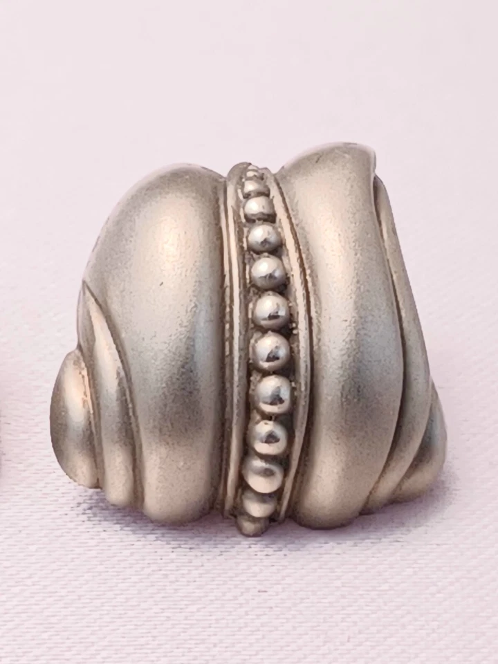 Brincos de ouro branco escovado 18k com fecho lagosta Kieselstien Cord Caviar - Imagem 4 de 4