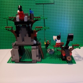 LEGO Hemlock Stronghold 6046 w cas285 + 3 Minifigs Incomplete see Pics & Desc