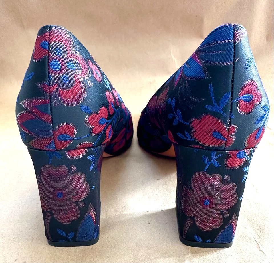 MARC FISHER - RARO EDICIÓN LIMITADA Zala ll Magnífico Brocado Negro/Rojo/Azul Bombas 9.5 Nuevo en Caja Foto 3 de 4