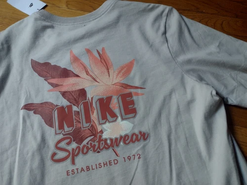 NWT, $35. MSRP, NIKE Men's  100% Cotton Graphic Tee  T-Shirt  #HV4627-012 Beige