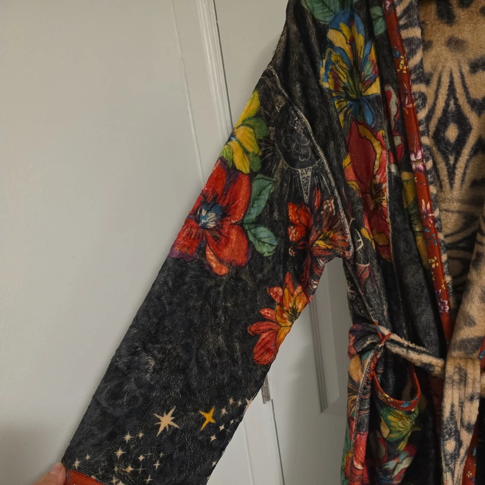 Johnny Was L/XL Cozy Robe Hooded Heavy Fleece. - Image 3 of 4