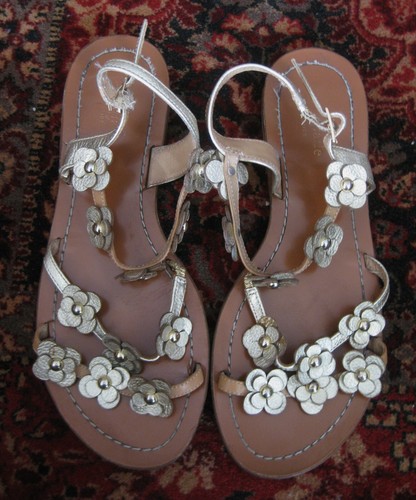 KATE SPADE - SANDALIAS DE CUERO FLORAL TONO DORADO “COLORADO” - 8,5 - Imagen 5 de 9