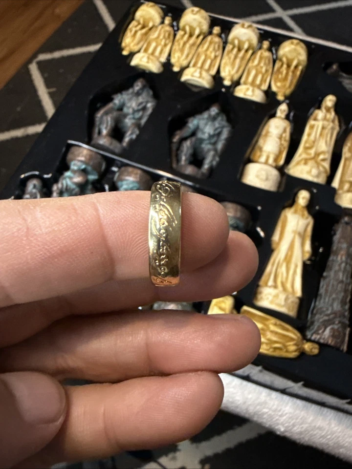 The Lord of the Rings The Return of the King Chess Set Including the Gold Ring - Image 3 of 4
