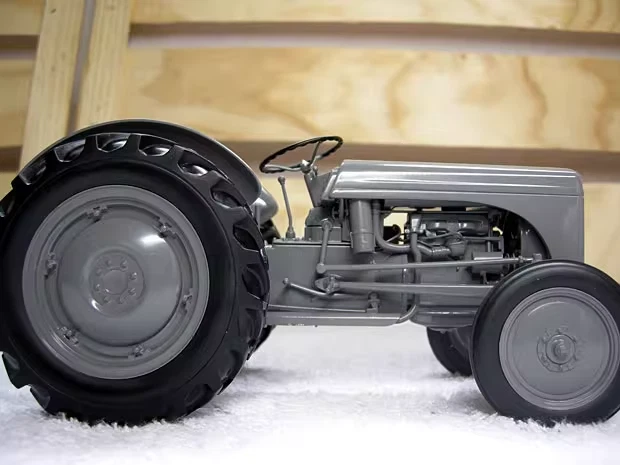 Universal Hobbies 1/16 FERGUSON TEA 20 1949 Tractor Diecast Model UH2690 - Image 2 of 4