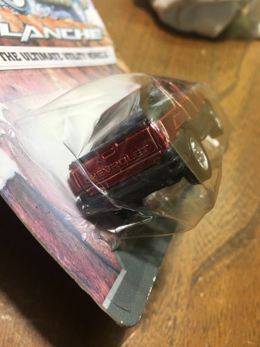 Maisto Red 2002 Chevrolet Chevy Avalanche Sport PickUp 1/64 Diecast - Picture 8 of 9