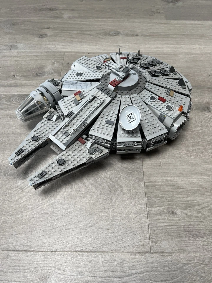 LEGO Star Wars 7965 Millennium Falcon, photo 3 of 5