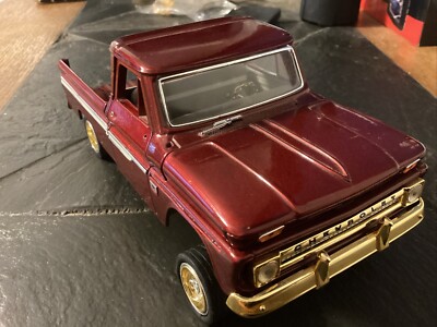 Saico 1:24 Scale 1966 Chevrolet C10 Pick Up Diecast Collectible Car. Front Lift