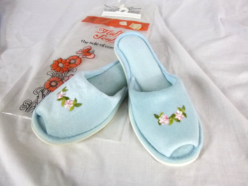 NOS Vtg Fluff Scuff Velour Slippers Rubber Bottom BLue W/ Pink Flowers Sz S USA