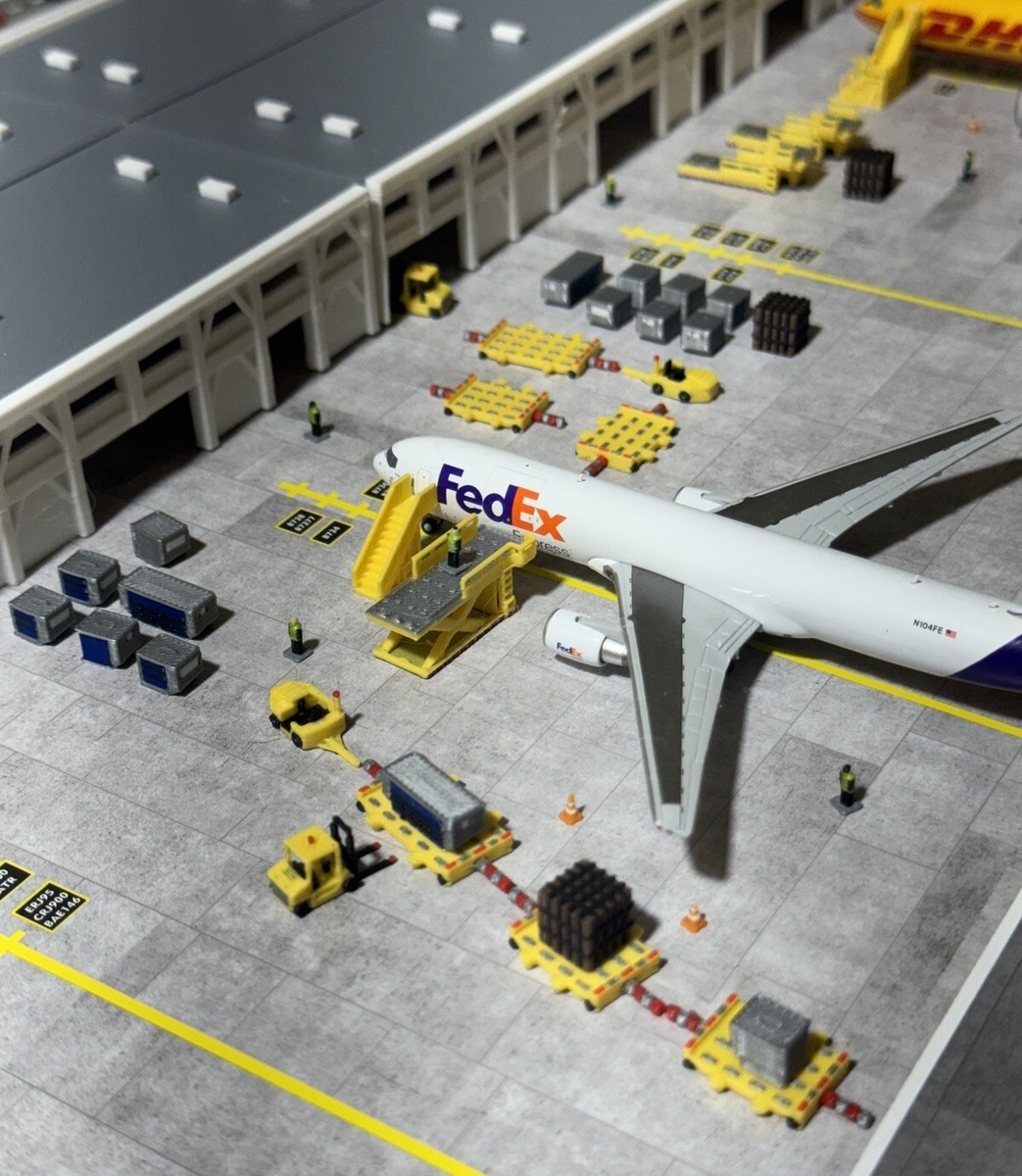 1/400 航空機 用のミニカー GSE まとめて 1:400 Scale Jetset Models Air Cargo Airport GSE (LOT) 26