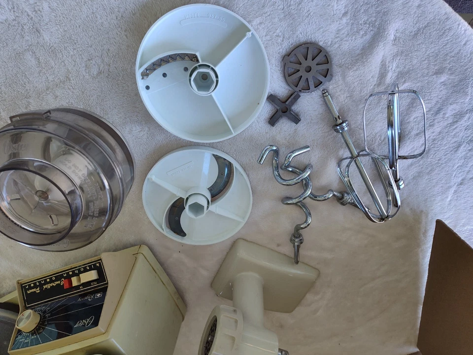 Paquete Batidora de Cocina Eléctrica Controlada Oster Regency Beige y con Procesador de Alimentos Foto 4 de 4