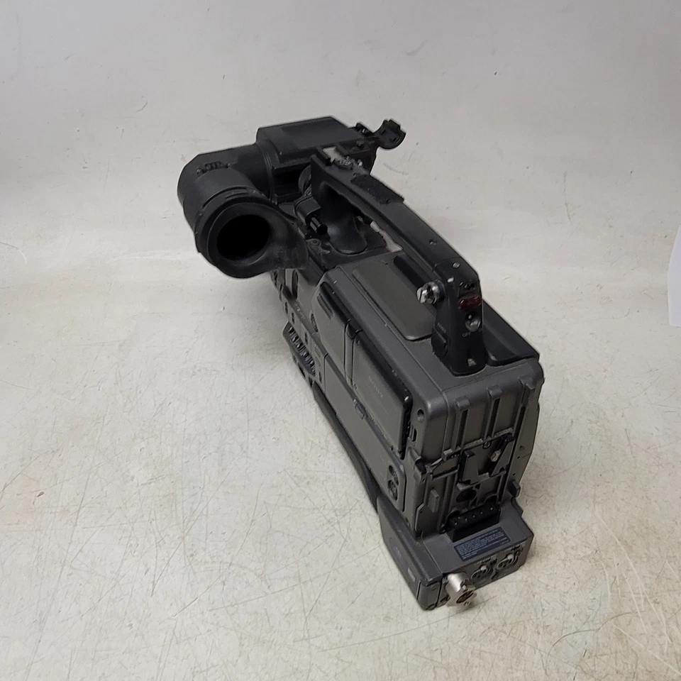 Sony DSR-250 DVCAM Camcorder - FOR PARTS OR REPAIR - With Case - Image 3 of 4