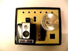 1950's BROWNIE HAWKEYE CAMERA FLASH MODEL WITH FLASH ATTACHMENT