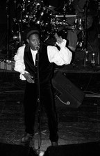 ¡Músico Raphael Saadiq de Tony! Toni! Tono! actúa en el Cabar - Foto antigua