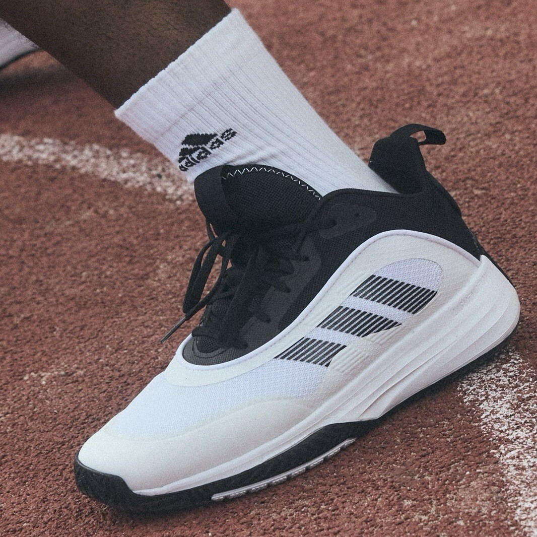 Мужская баскетбольная обувь Adidas Own The Game 3.0 Athletic Sneaker белого цвета #565