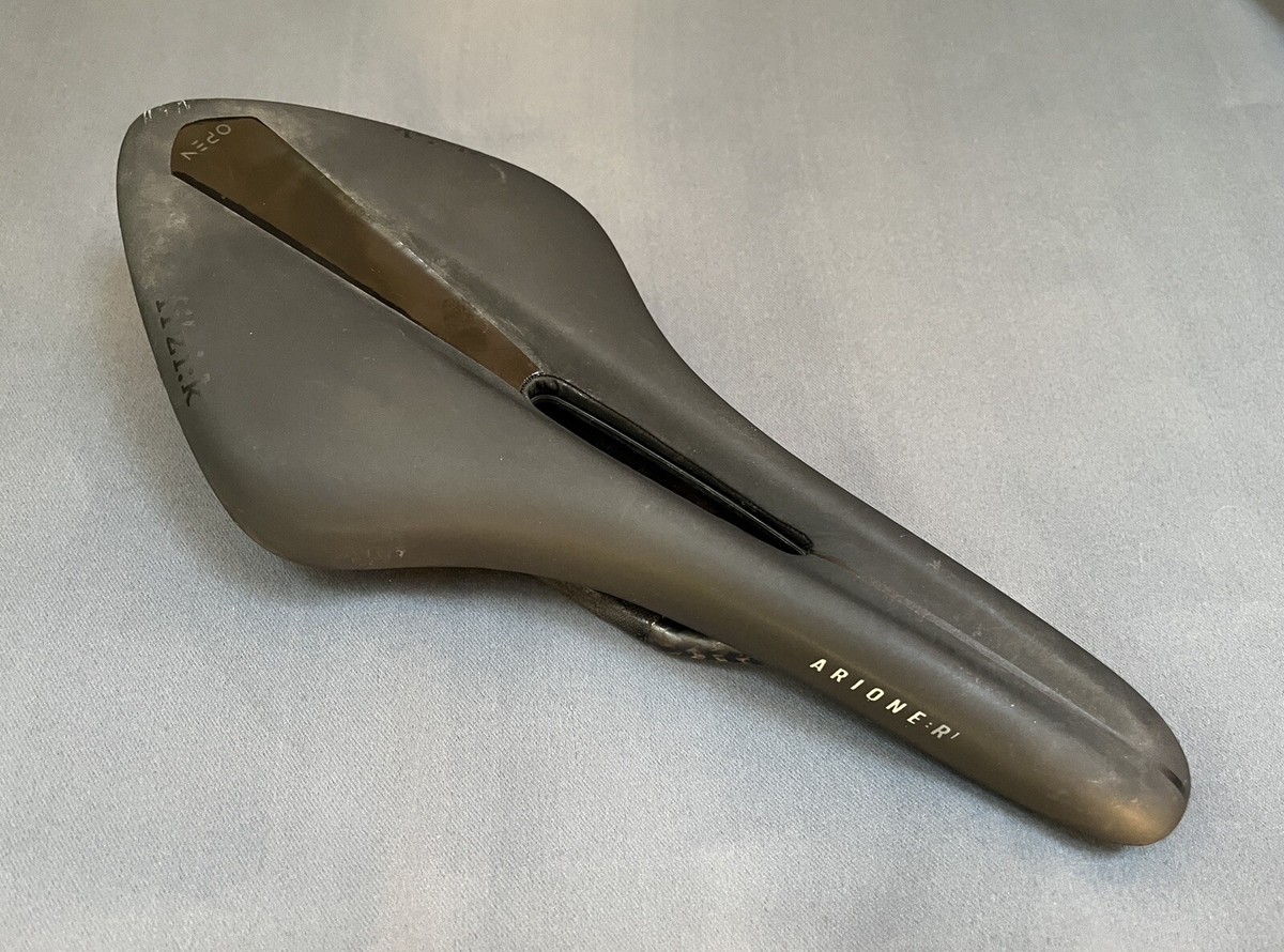 Fizik Arione R1 Open Road Saddle 132mm 7x10mm Braided Carbon Rails