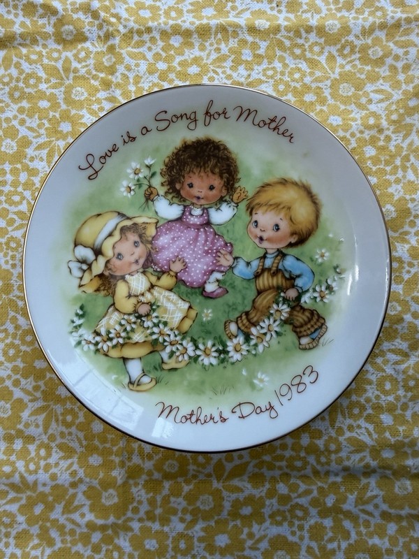 Avon 1983 Mother’s Day “Love is a Song” Ceramic Round Collector Plate