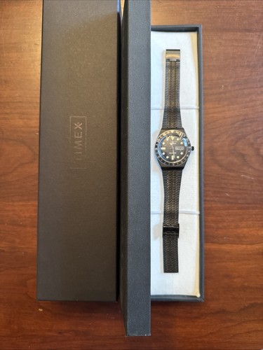 Timex Q Reissue Quarz schwarzes Zifferblatt Herrenuhr TW2U61600