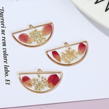 C 8PCS Gold Tone Real Dried Pressed Flower Resin Half Round Charm Pendant GXE807