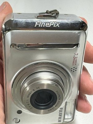 Fujifilm FinePix A700 7.3メガピクセル デジタルカメラ Fujifilm FinePix A Series A700 7.3MP Digital Camera - Silver for