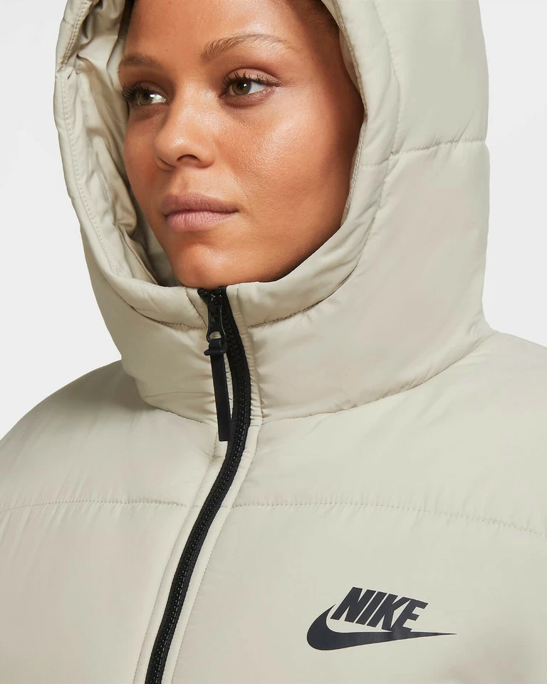 CHAQUETA NIKE SPORTSWEAR RELLENO SINTÉTICO PIEDRA, BLANCA, NEGRA DA2046-230 MUJER TALLA 1X Foto 3 de 4