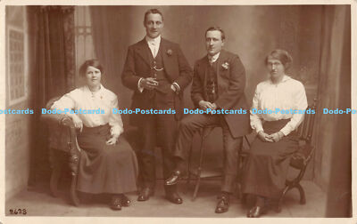 R178659 Zwei Herren und zwei Damen. Postkarte. J. Alston und Sohn