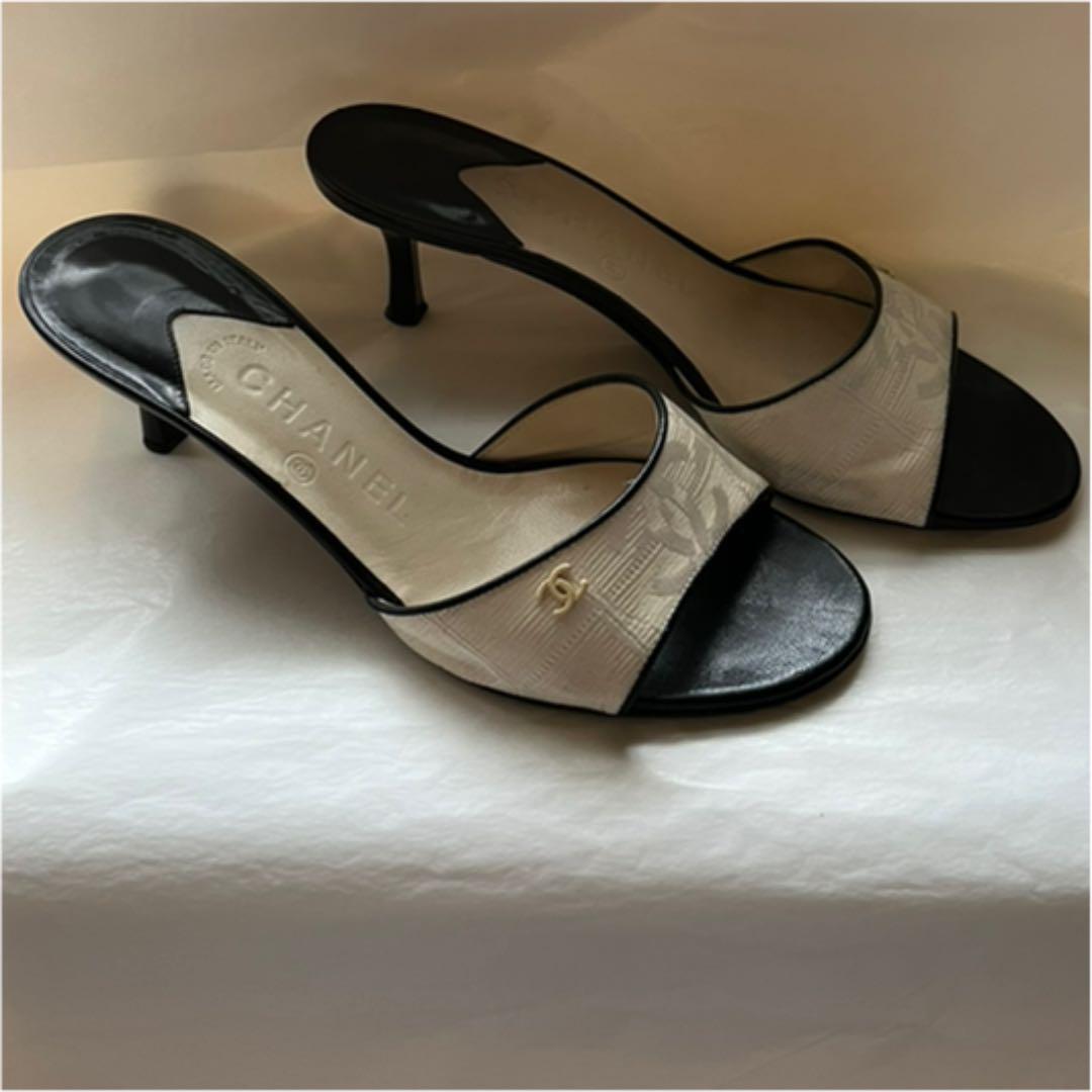 シャネルミュール　36.5 Authentic Chanel Black & White Sandals SZ 36.5 – Classic