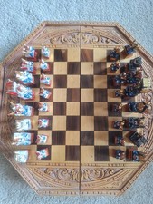 Scacchiera intagliata a mano in Legno pieghevole. All'interno c'è il Backgammon