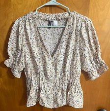 Women's Size Medium Divided H & M Peplum Short Sleeve Blouse Light Beige Floral