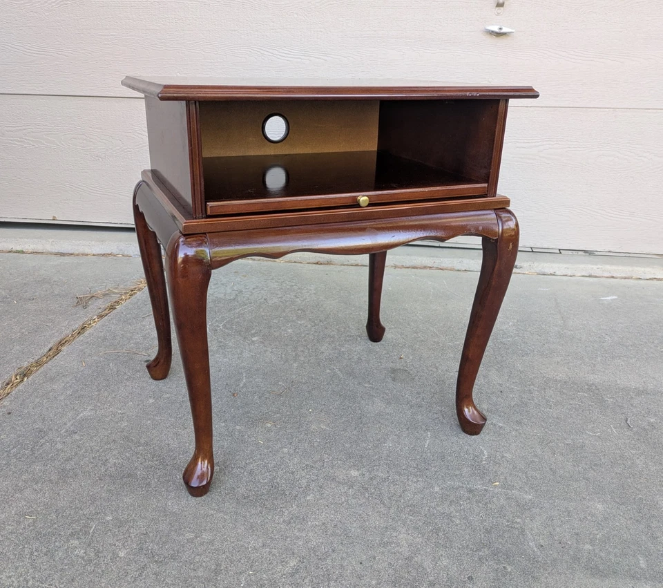 Vintage Bombay Company Mahogany TV Stand Queen Anne Table w/ Pull Out Tray T27 - Image 3 of 4