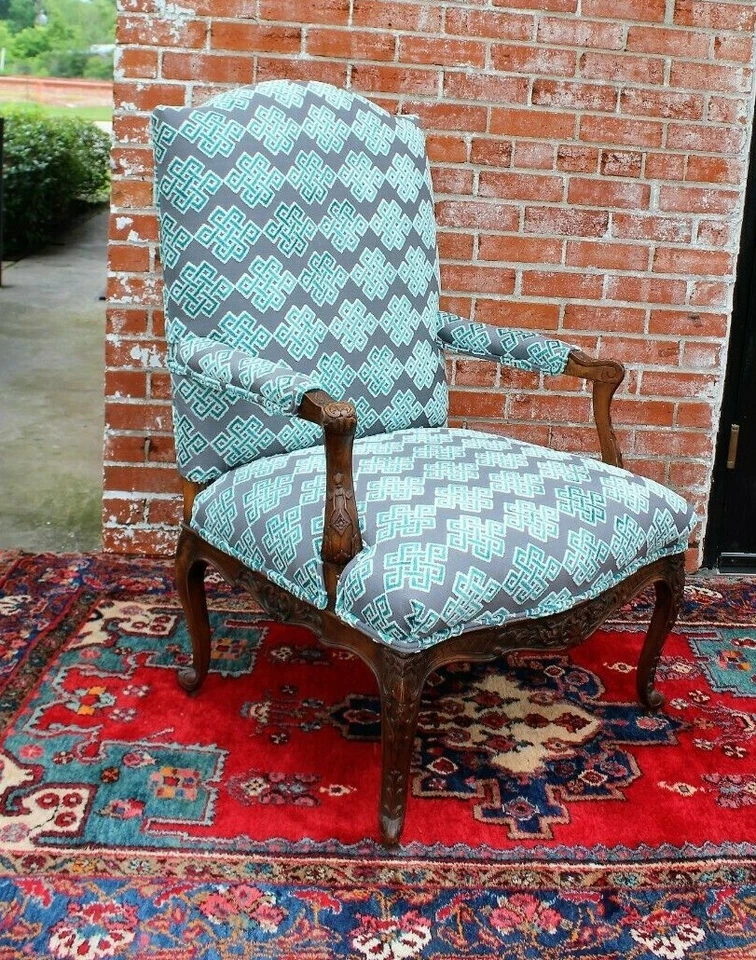 Sillón francés antiguo Luis XV c.1880s | Nuevo tapizado azul y púrpura Foto 4 de 4