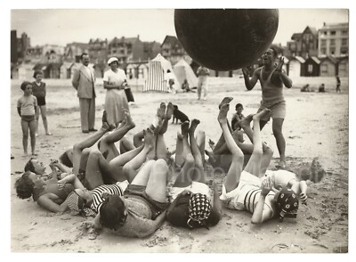 Junge Frauen beim Sport am Strand von Touquet - Vintage Foto 1936