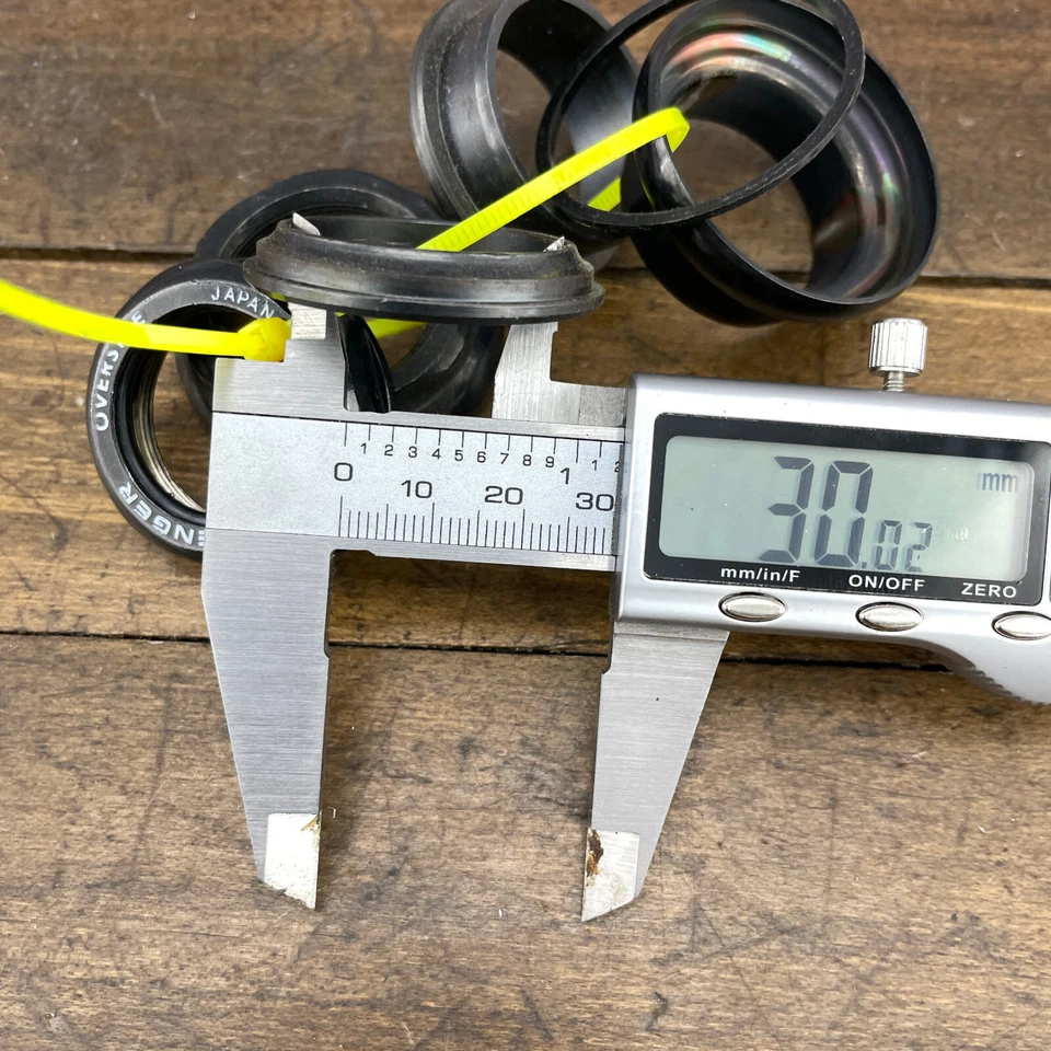 Auriculares roscados vintage de 1 1/8 pulgadas Tioga Avenger NUEVO EN STOCK REPUESTOS tuerca superior negra años 90 A5 Foto 4 de 4