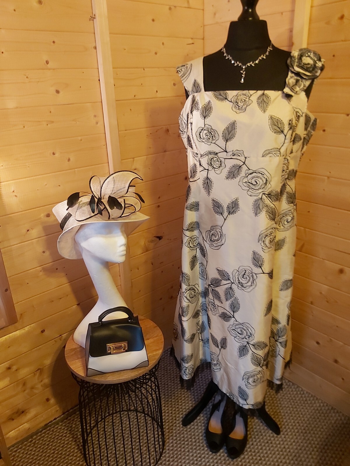 Ladies Vintage Plus Size Lace Tea Dress....Size 20....Lovely Condition