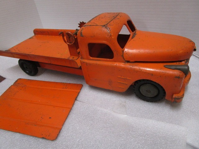 Vintage 1950s Structo Toys Orange Flatbed Tow Truck w/ Ramp