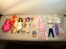 KONVOLUT 6 VINTAGE BEKLEIDETE SINDY PUPPEN & OUTFITS & ZUBEHÖR ECT 033055X, 033390