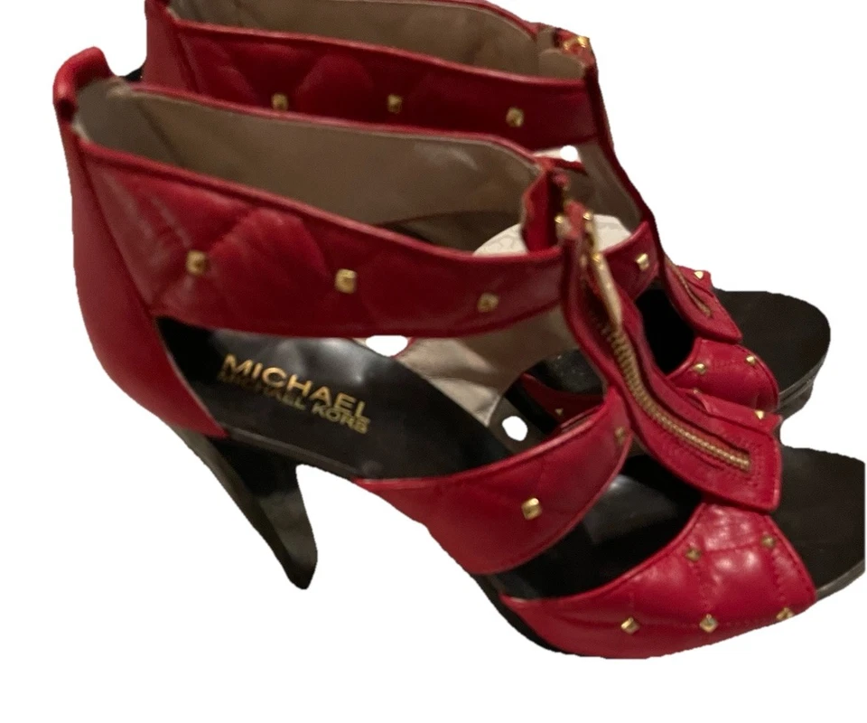 Sandalia Michael Kors Berkley roja para mujer talla 9 tacones cremallera dorada correa en T charol rojo Foto 4 de 4