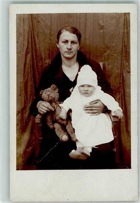 39440526 - Mutter mit Kind Privatfoto AK Teddy Gebrauchsspuren