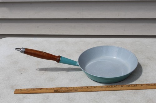 Vintage Le Creuset France #24 Skillet Blue Black Enameled Cast Iron Wood handle - Picture 2 of 17