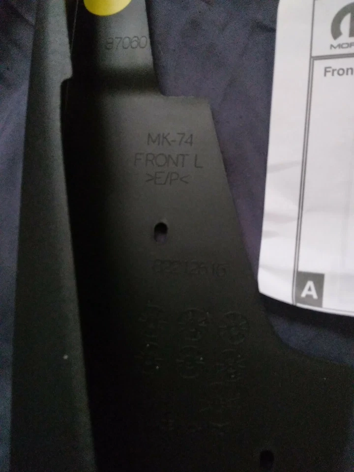 Protector contra salpicaduras delantero de plástico negro moldeado OEM para Jeep Patriot Foto 3 de 4