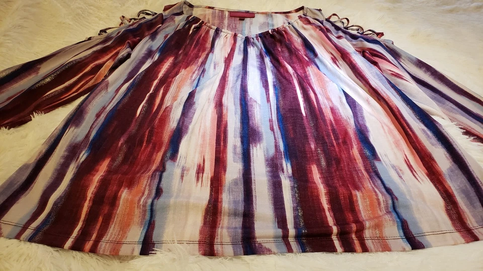 Jennifer Lopez 1X Top Brillante Multicolor a Rayas con Detalle Manga Cruzada Entrevistada  Foto 4 de 4