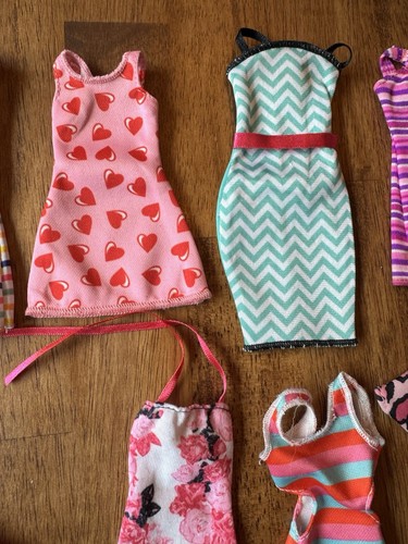 Barbie Kleidung Outfits Kleider Röcke Oberteile Hosen Paket Set Rosa - Bild 3 von 9