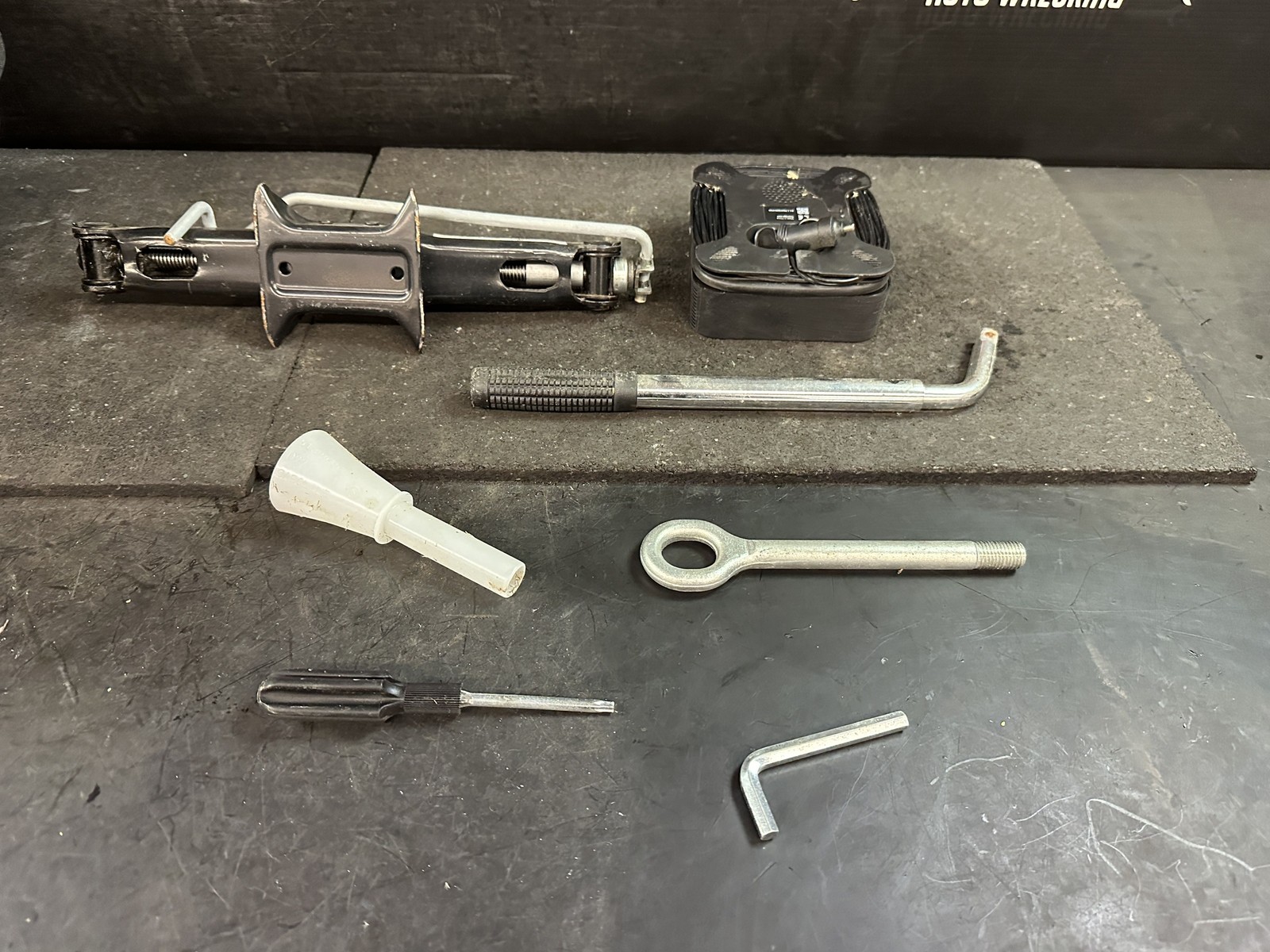 2018 MASERATI GHIBLI EMERGENCY JACK TOOL KIT
