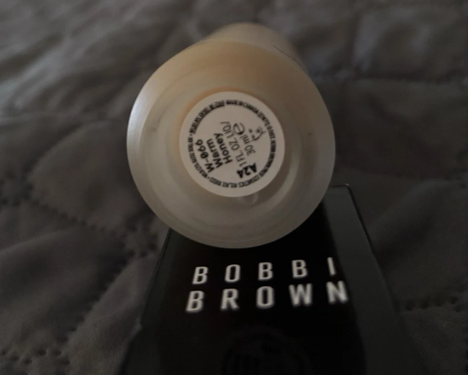 Bobbi Brown WEIGHTLESS SKIN FOUNDATION SPF 15 SZ 1 fl oz/30 ml WARM HONEY NEW - Image 3 of 4
