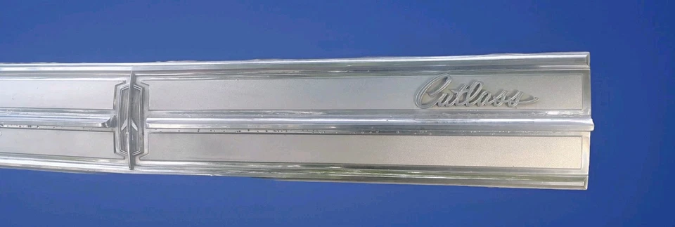 1965 Olds Cutlass S 442 Usado GM Acabamento de Painel Traseiro Fundido   - Imagem 4 de 4