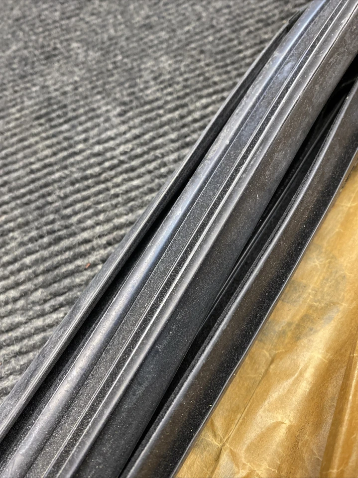 Mopar 5074561AB WEATHERSTRIP-Puerta delantera de vidrio 2007-2008 Chrysler Sebring Foto 4 de 4