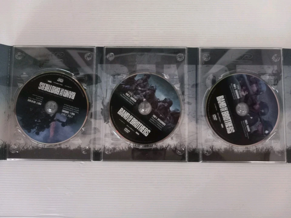 HBO Original's Band of Brothers and The Pacific Collectors Edition Metal Tin Set Foto 4 de 4