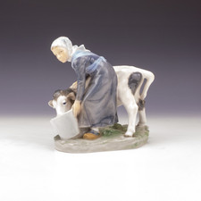 Royal Copenhagen Porzellan Figur - Mädchen füttert Kalb 779 Figur