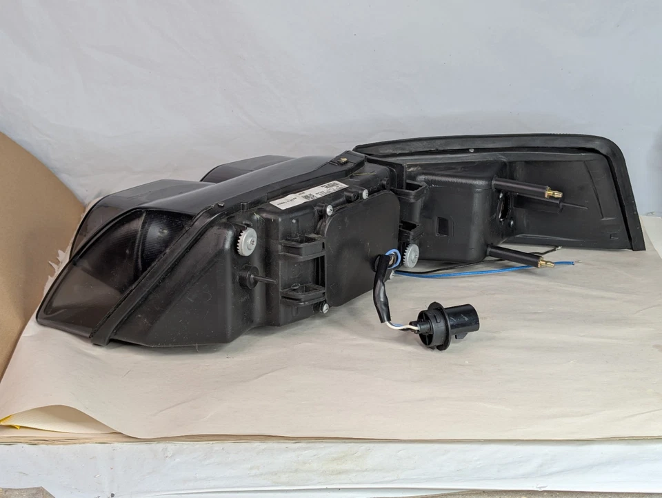 Farol projetor LED 99-04 passageiro lateral Ford Mustang preto halo duplo - Imagem 2 de 2