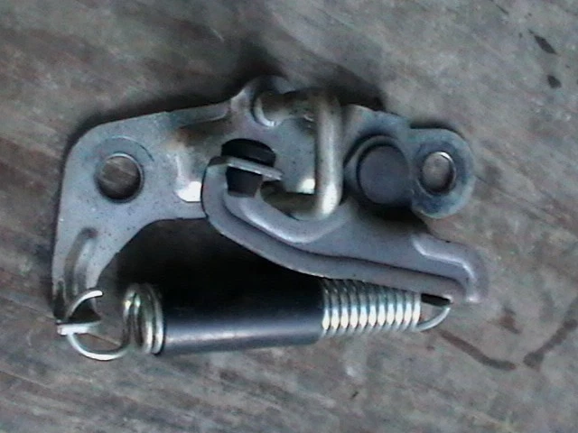 2009 - 2013 mazda 6 rear trunk lid striker assembly OEM Foto 2 de 4