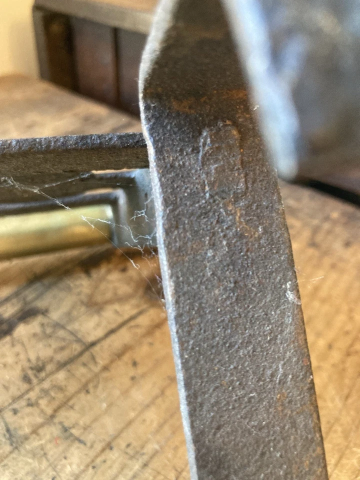 Antigua chimenea de latón de hierro forjado primitivo del siglo XVIII 1800 hogar alto remache Foto 4 de 4